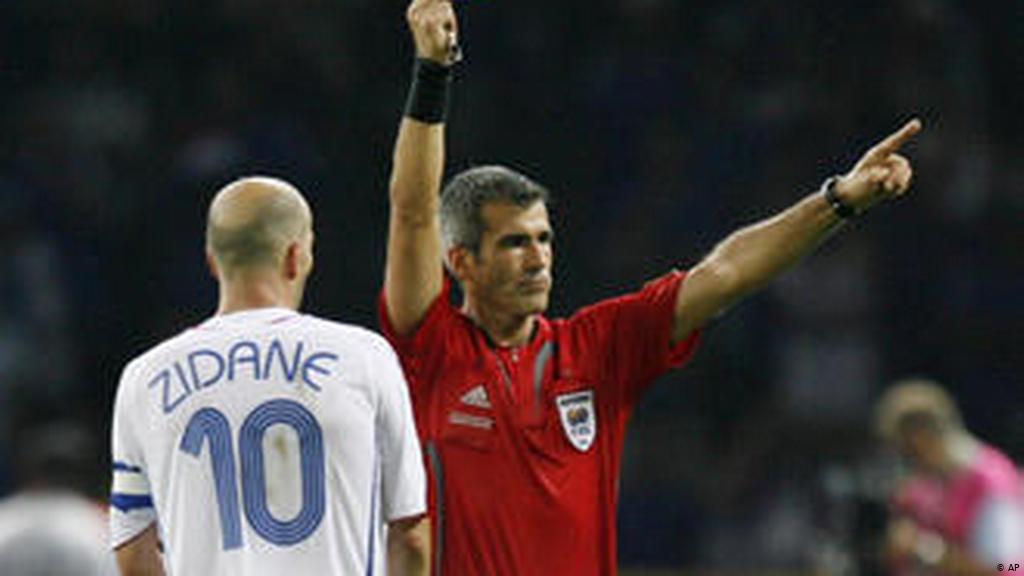 Número de expulsões - Zidane sempre foi marcado pelo temperamento explosivo dentro de campo. O meia é o recordista de expulsões em Copas do Mundo, juntamente com o ex-zagueiro camaronês Rigobert Song. Ambos foram expulsos duas vezes no Mundial. Zizou recebeu o vermelho em 1998, contra Arábia Saudita e em 2006 contra a Itália. 