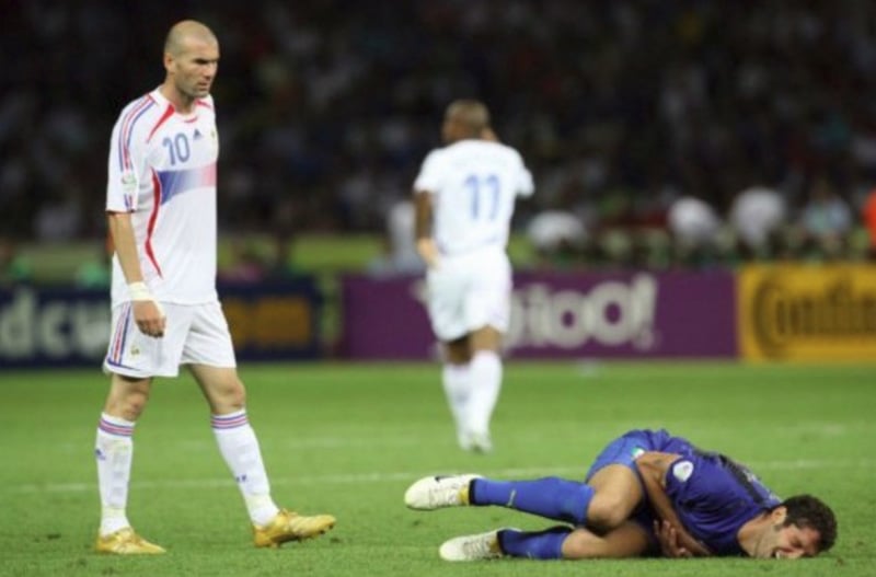 Último jogo da carreira - O final da carreira de Zidane não poderia ser mais marcante. Na final da Copa do Mundo de 2006 entre França x Itália, Zizou deu uma cabeçada no zagueiro italiano Materazzi. Ele acabou sendo expulso e os franceses perderam a final do Mundial.