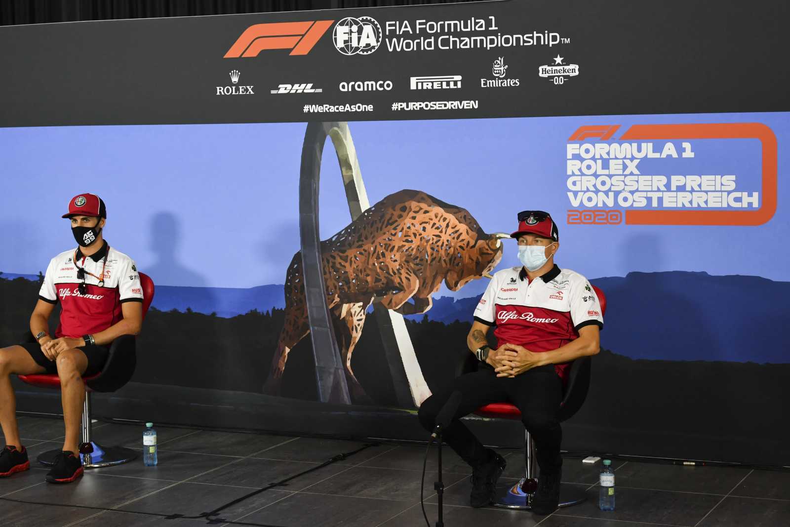 Giovinazzi e Räikkönen cumpriram o distanciamento social na coletiva da F1 