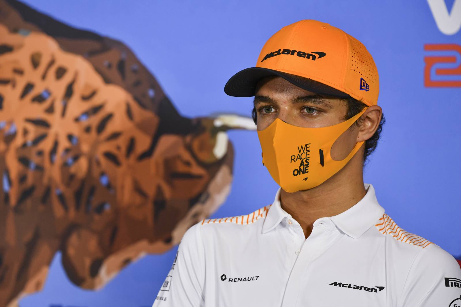 A máscara de Lando Norris carrega o slogan 'We Race As One', utilizado na campanha de diversidade da F1 