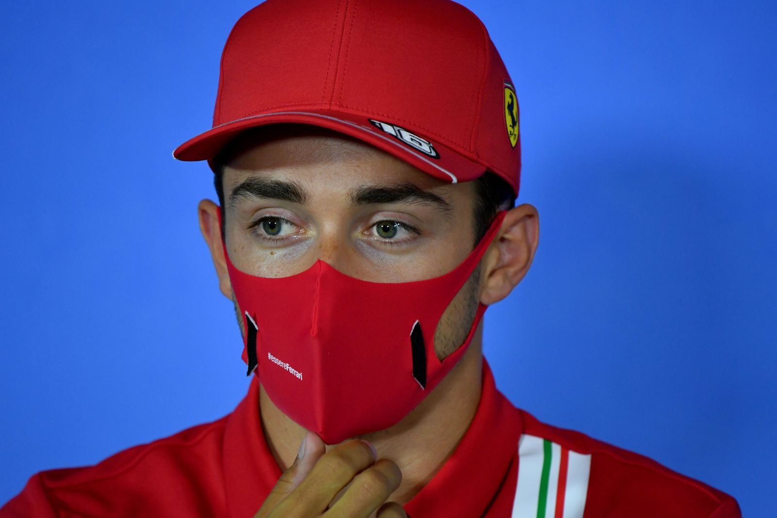 Charles Leclerc utilizou máscara vermelha na coletiva de imprensa do GP da Áustria 