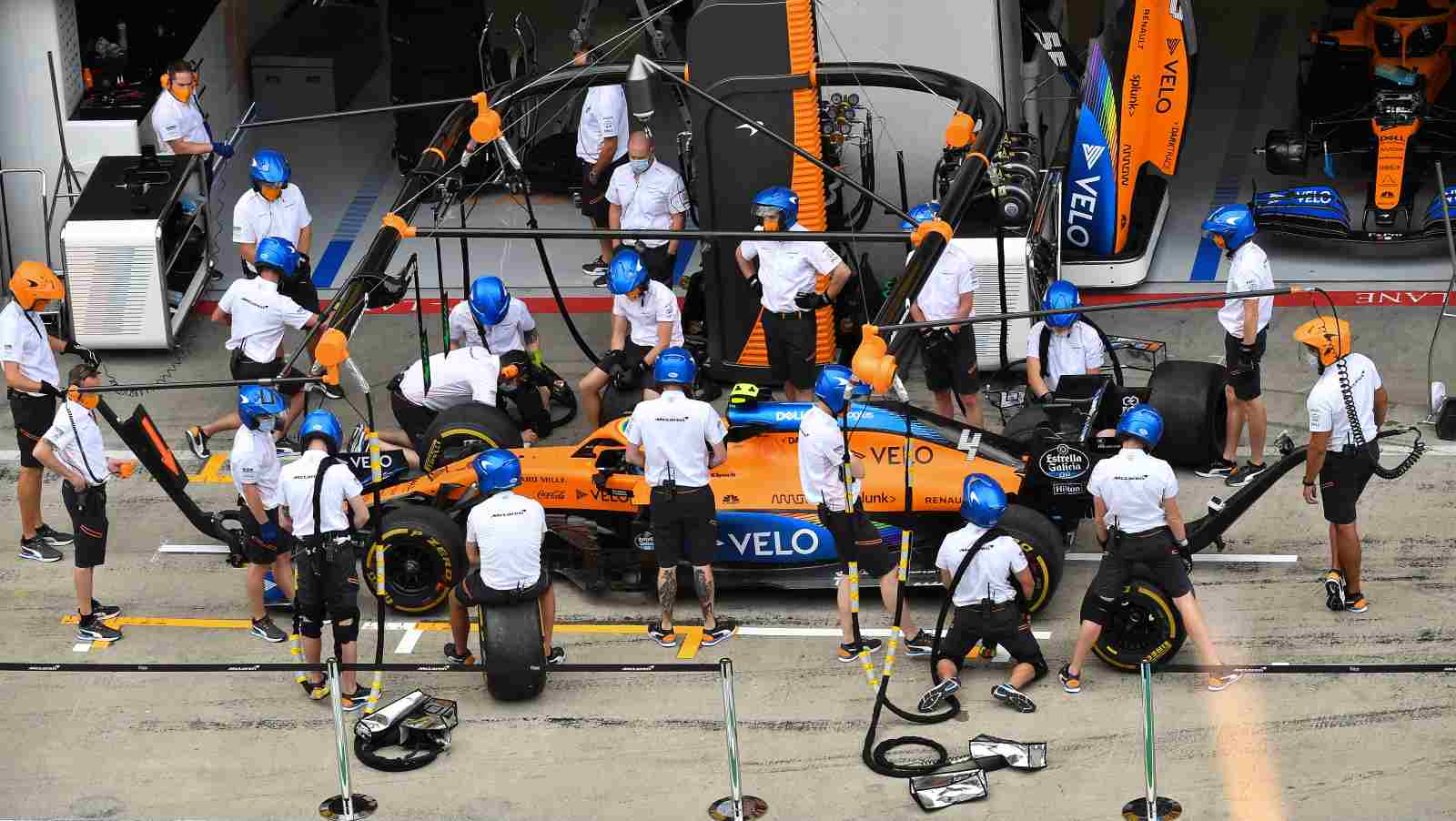 Mecânicos da McLaren trabalharam no carro de Lando Norris 