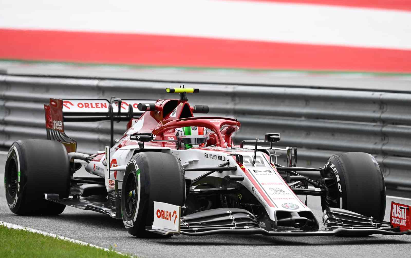 Antonio Giovinazzi acelera sua Alfa Romeo na Áustria