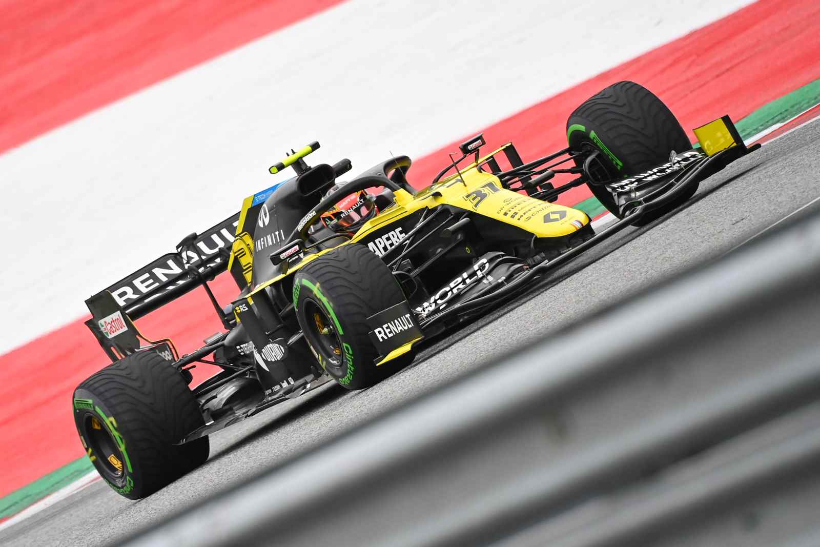 Esteban Ocon, com a Renault, voltou a acelerar em um fim de semana oficial da F1