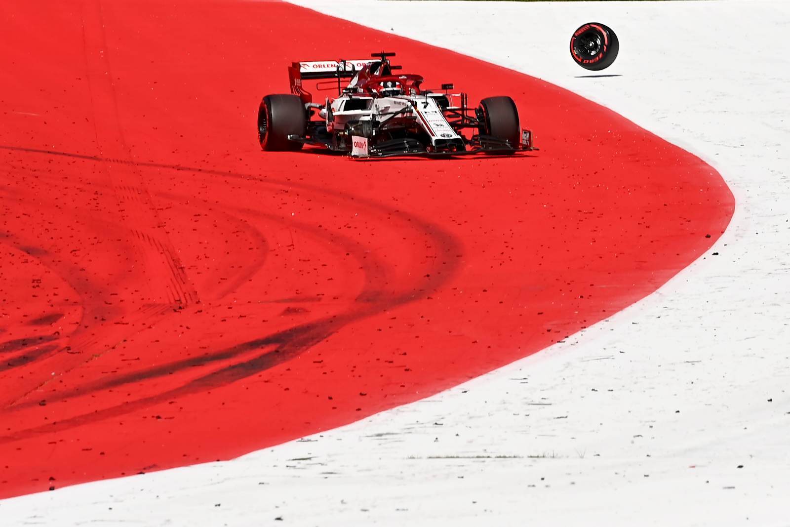 Durante a corrida, o pneu de Kimi Räikkönen acabou se soltando e obrigando a entrada do safety-car