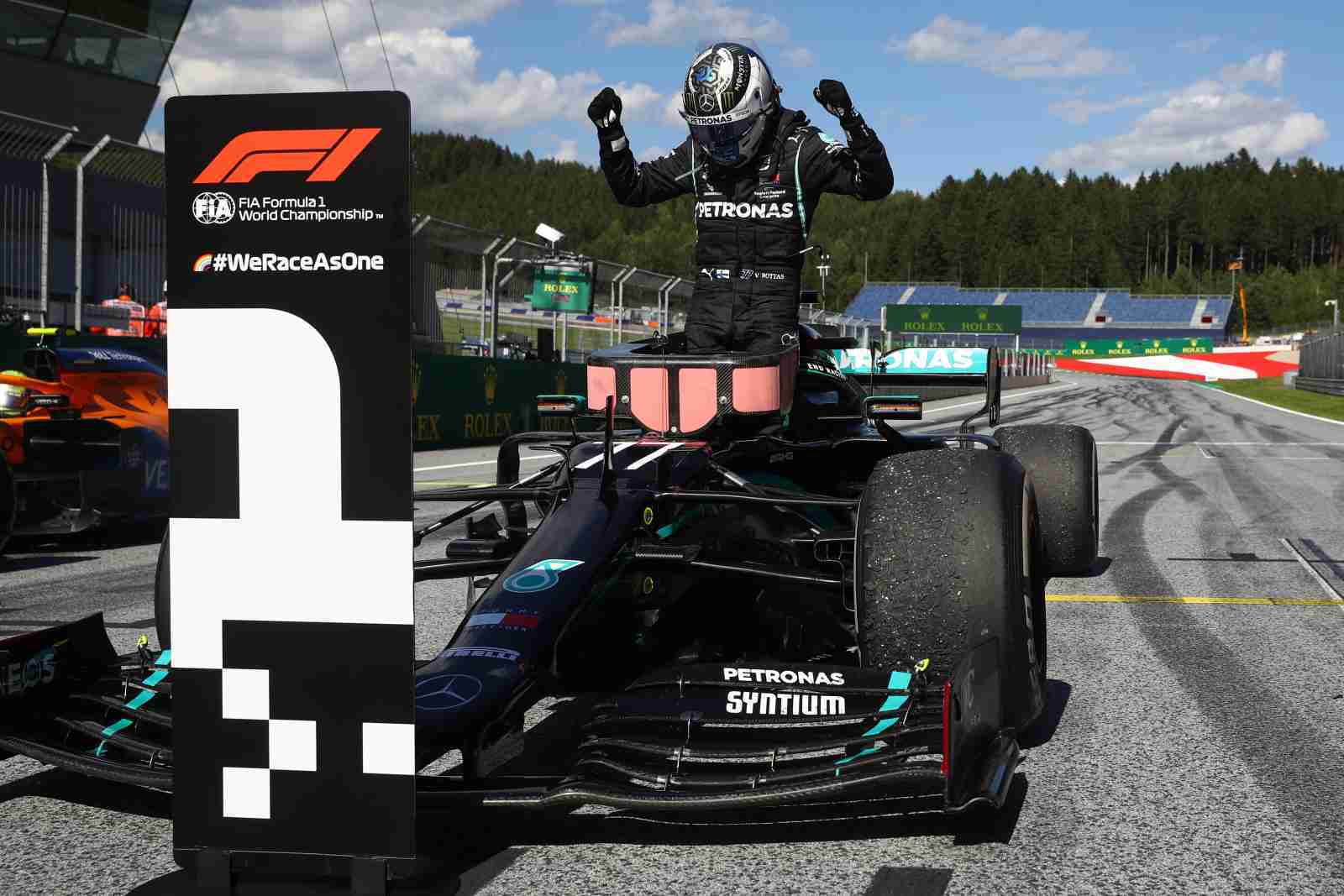 Valtteri Bottas comemora muito por ser o piloto a colocar a Mercedes no topo na Áustria