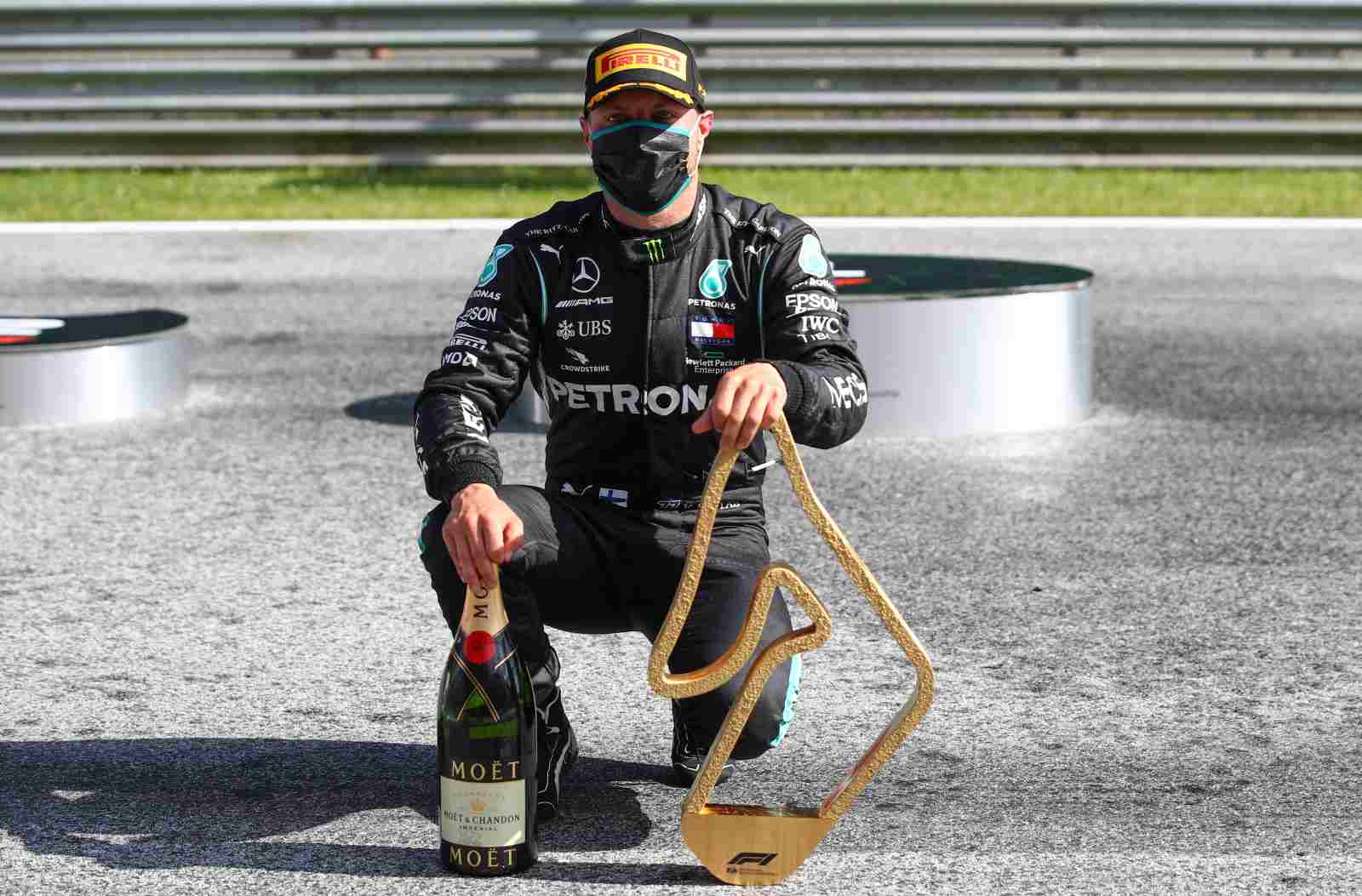 Valtteri Bottas exibe orgulhoso o troféu conquistado no GP da Áustria de 2020