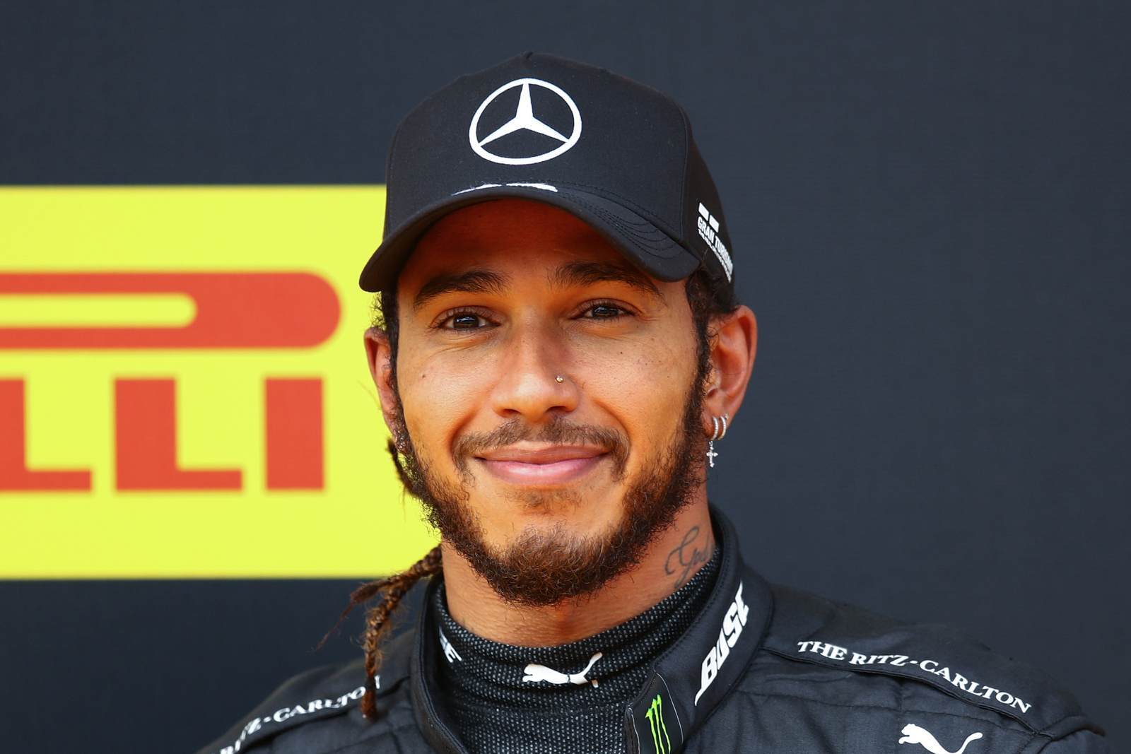 Lewis Hamilton ainda não renovou o contrato com a Mercedes