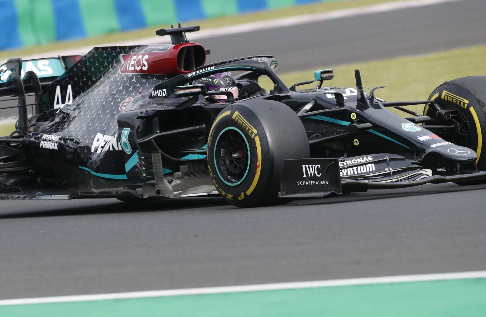 Lewis Hamilton em ação no Hungaroring sem ser ameaçado por rivais