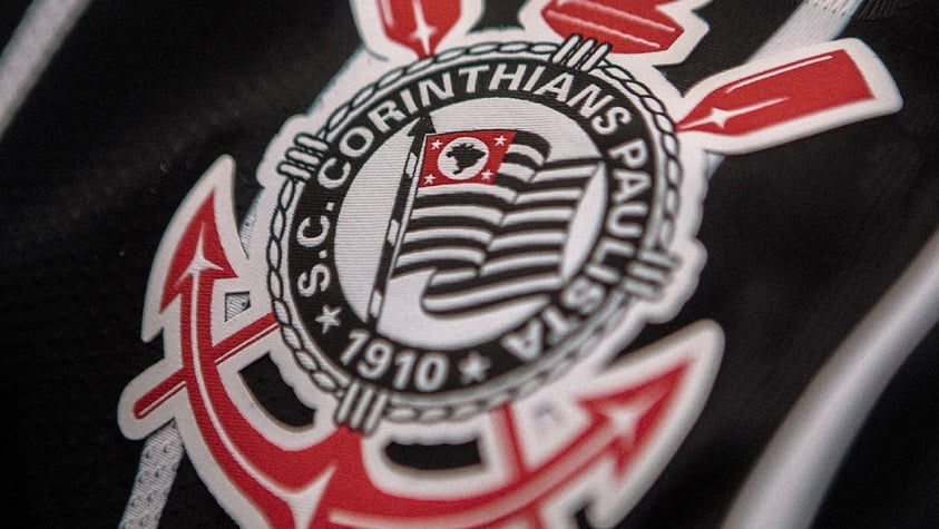 Detalhe para o escudo do Corinthians em meio às listras brancas e pretas da nova camisa número 2 do clube.