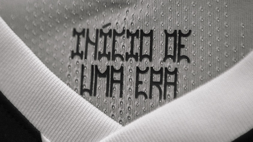 Detalhe para a inscrição "Início de Uma Era" na parte interna da camisa, na altura da nuca