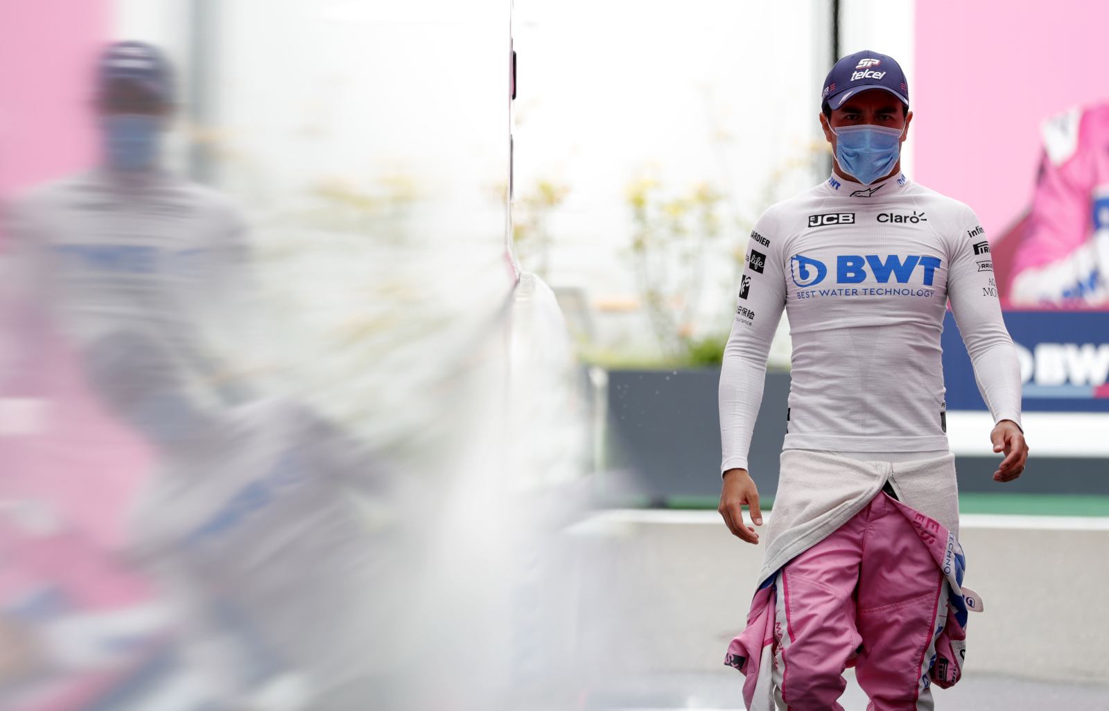 Sergio Pérez, de máscara, mostrou os cuidados da F1 no paddock 