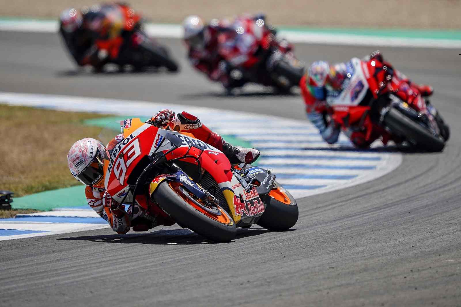 Quando estava em terceiro, Márquez caiu e quebrou o braço (Foto: Repsol)