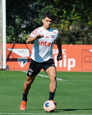 Vitor Bueno, contratado em definitivo no início da temporada, durante movimentação com bola no gramado.