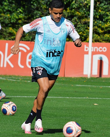 Everton - como joga em muitas funções, será sempre um apoio a Diniz na montagem do time, seja no ataque, no meio ou até na lateral.