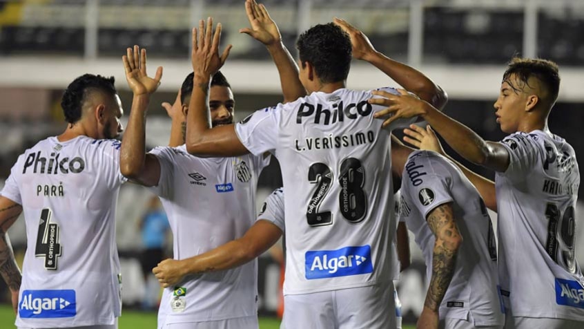 FECHADO - O Santos garante a permanência do zagueiro Lucas Veríssimo em eventual final da Copa Libertadores. Nesta terça-feira, o jornal português A BOLA noticiou o interesse do Benfica em ter o zagueiro ainda esta semana e pressionar a diretoria santista para liberar o atleta após a partida diante o Boca Juniors, pela semifinal da Copa Libertadores. Apesar do interesse do Benfica, o Santos não vai liberar o jogador antes da final, em caso de classificação. A final da Copa Libertadores acontece no dia 30 de janeiro, no Maracanã. A janela de transferência em Portugal fecha no dia 4 de fevereiro.