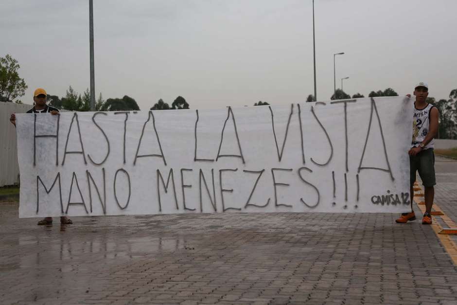 Torcedores usaram bom humor para pedir demissão de Mano Menezes (26/09/14)