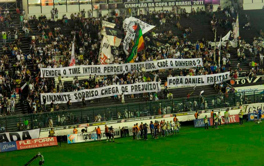 Torcedores do Vasco protestam contra o presidente Roberto 'Dinaminte Sorriso' (12/09/12)