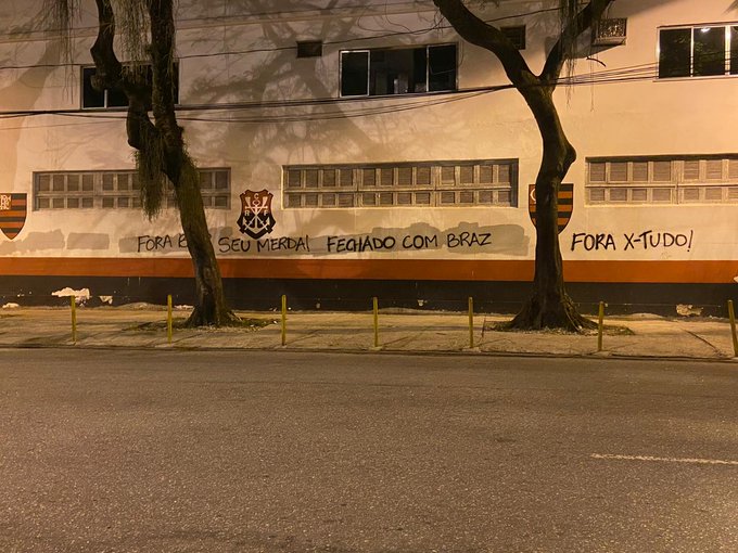 Após demissão de Paulo Pelaipe, torcida do Flamengo protesta pichando muro da Gávea e sobra até para a X-Tudo, empresa responsável pela mídias sociais do clube (07/01/2020)