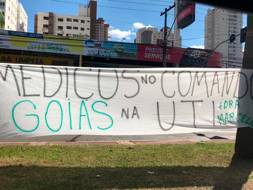 Torcedores do Goiás protestam contra o presidente Marcelo Almeida: 'Goiás na UTI' (26/05/18)