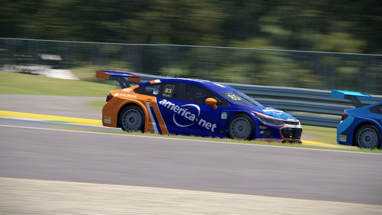 Guilherme Salas ficou na parte da frente do pelotão durante toda a corrida em Interlagos