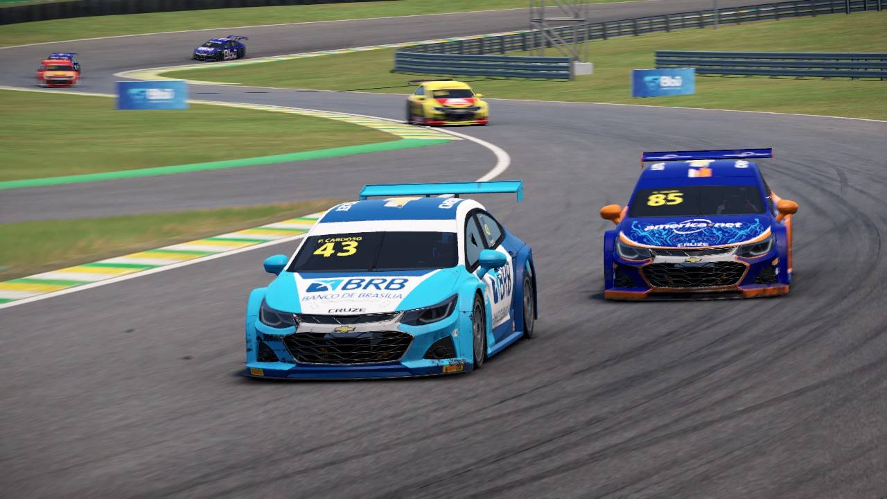 Pedro Cardoso e Guilherme Salas protagonizaram grandes batalhas pelas posições do pódio em Interlagos