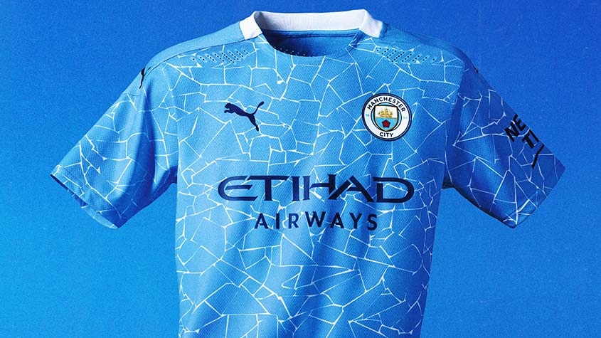 No detalhe, uniforme do Manchester City e uniforme parecido com a camisa do Bahia.