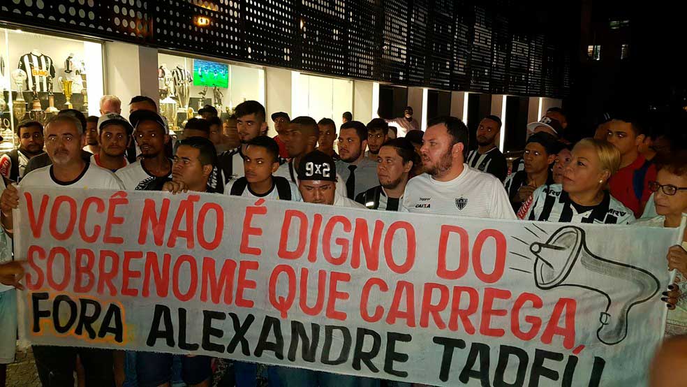 'Alexandre Tadeu': torcedores do Atlético-MG mudam sobrenome de Alexandre Gallo para protestar (20/10/18)