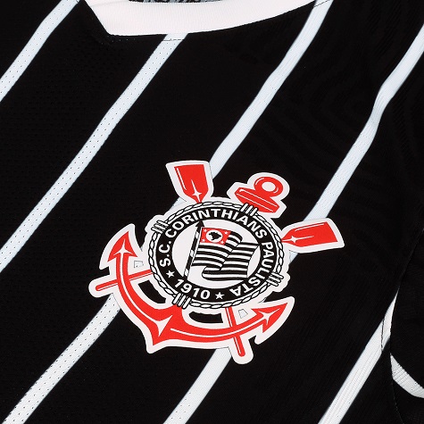 Após mais de dois anos o torcedor reencontra a tradicional camisa listrada no segundo uniforme para a temporada. 