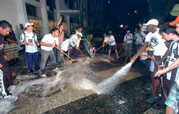 Insatisfeitos com o presidente, torcedores do Atlético-MG lavaram a calçada para limpar 'sujeira' no clube (2008)