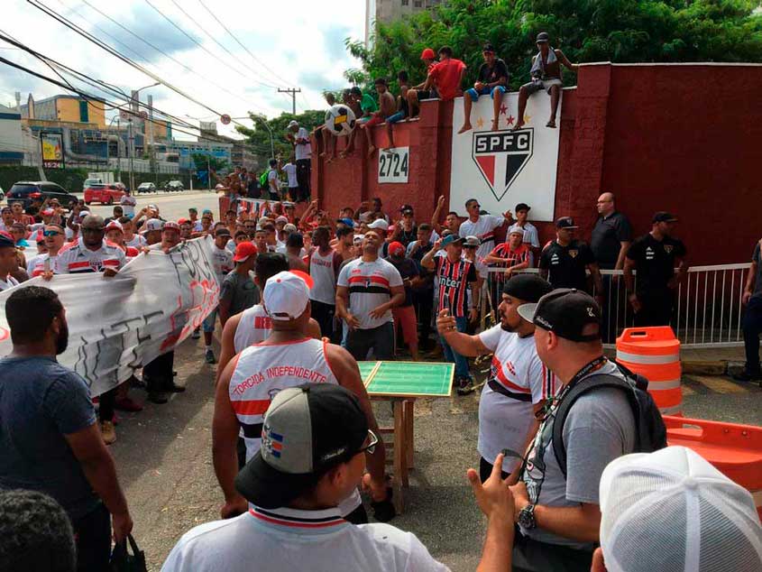 Torcedores do São Paulo jogam 'futmesa' em protesto contra jogadores (18/02/19)