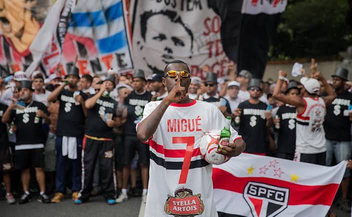 Em 2016, torcedores do São Paulo protestaram contra a má fase do time. Michel Bastos foi um dos alvos, foi representado por um torcedor e virou 'Migué Bastos'