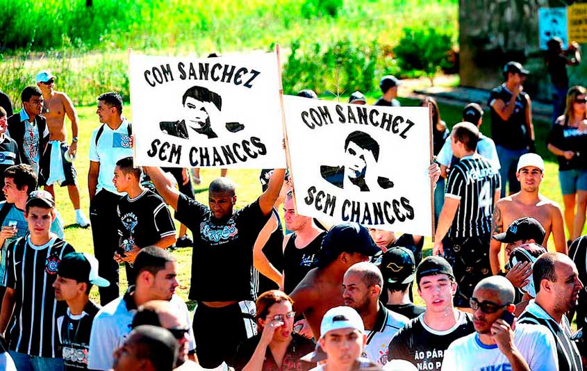 Corintiano mostra cartaz com trocadilho contra o presidente Andres Sanchez (05/02/11)