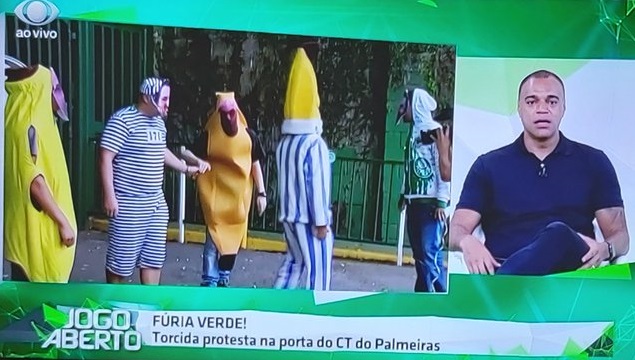 Torcedores do Palmeiras vão à porta do CT vestidos de Bananas de Pijamas e presidiário (27/11/19)