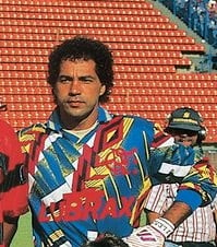 No Flamengo, o goleiro Paulo César utilizou essa camisa cheia de cores e formas em 1995. 