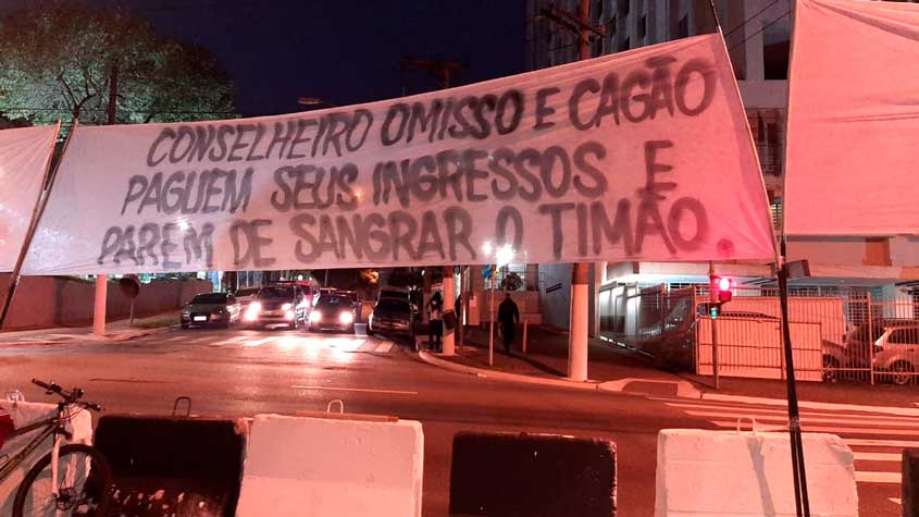 Torcedores do Corinthians protestam contra a diretoria do clube e usam termo 'cagão' em faixa (04/07/2020)  