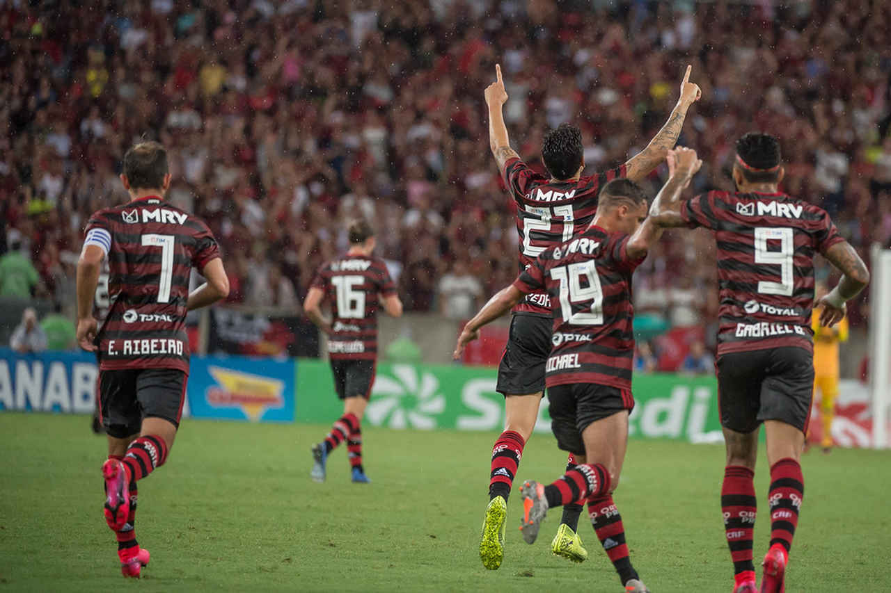 RESENDE 1x3 FLAMENGO - No reencontro da equipe principal rubro-negra com a torcida neste ano, o Flamengo mostrou que mantém seu poder de força. Mesmo após o Resende abrir o marcador, veio a reação em grande estilo: Gabigol, Bruno Henrique e o estreante Pedro.