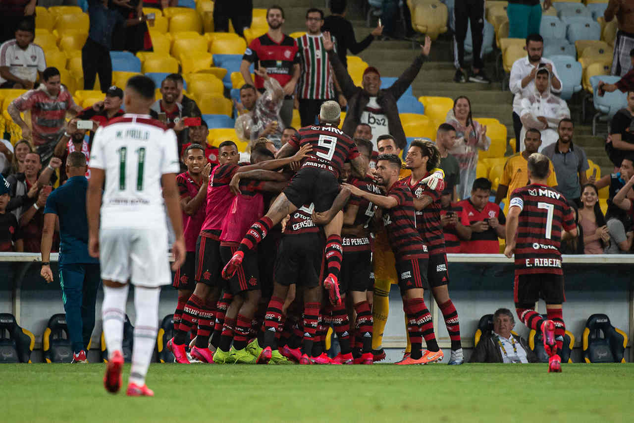 *Fluminense 1(3)x(2)1 Flamengo (Final da Taça Rio) - Escalação: Diego Alves; Rafinha, Rodrigo Caio, Léo Pereira e Filipe Luís; Willian Arão, Gerson (Diego), Everton Ribeiro (Michael) e Arrascaeta (Pedro); Bruno Henrique (Vitinho) e Gabigol. Gol: Pedro.