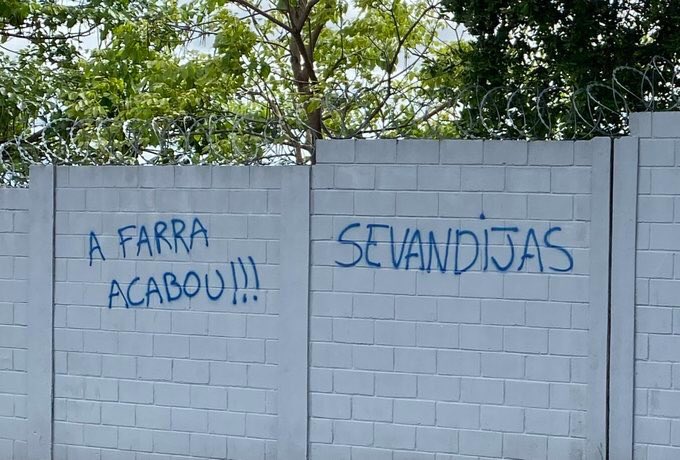 Protesto rebuscado: torcedores do Cruzeiro picham muro do CT chamando jogadores de 'sevandijas' (que vivem às custas dos outros; parasitas - 21/11/19)