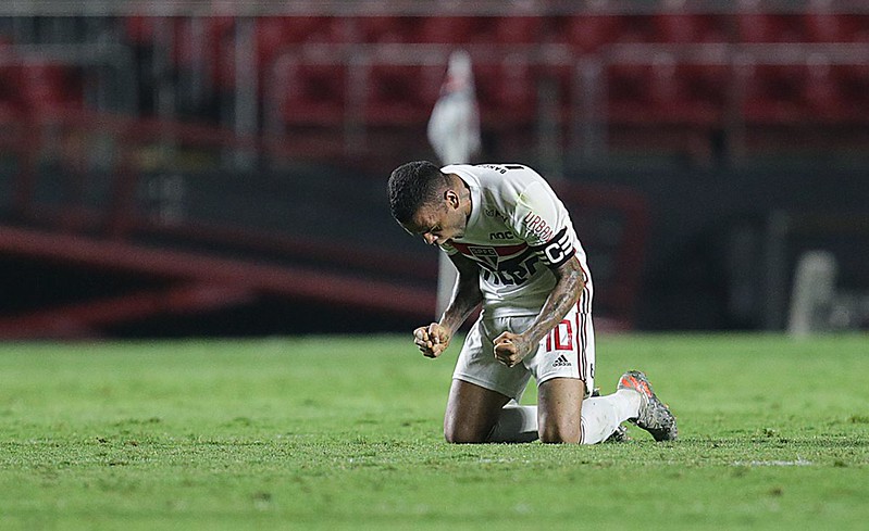 Em 4 de dezembro de 2019, o São Paulo bateu o Inter por 2 a 1 no Morumbi e conseguiu o objetivo de ir direto para a fase de grupos da Libertadores com o sexto lugar no Brasileirão. Dani Alves fechou o ano com dois gols (contra Ceará e Santos) em 20 jogos pelo Tricolor. Depois de muita discussão sobre sua posição ideal em campo, Diniz o fixou como segundo volante.