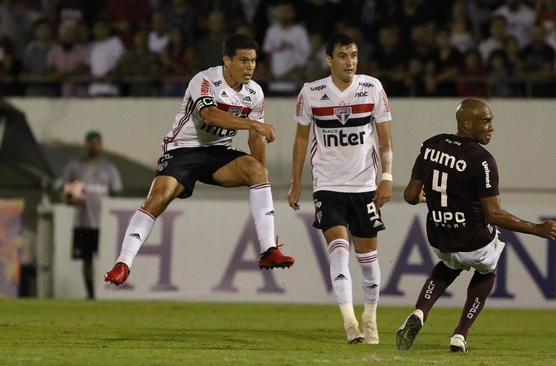 HERNANES - FERROVIÁRIA 1 X 2 SÃO PAULO - De canhota, Profeta marcou o único gol dele na temporada até agora.