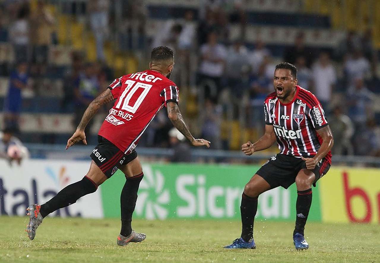 DANIEL ALVES - SANTO ANDRÉ 2 X 1 SÃO PAULO - De falta, camisa 10 marcou o único gol do São Paulo na derrota no ABC. Segundo dele no campeonato.