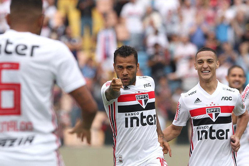 DANIEL ALVES - OESTE 0 X 4 SÃO PAULO - Após grande jogada coletiva, Reinaldo cruzou para o camisa 10 chegar batendo a anotar o terceiro dele no Paulistão.