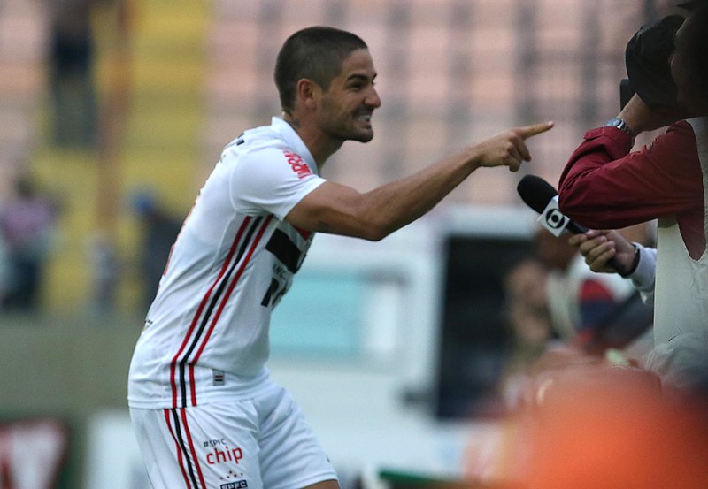 PATO - OESTE 0 X 4 SÃO PAULO - Cobrando pênalti que ele mesmo sofreu, camisa 7 fechou a goleada e chegou a dois gols na competição.