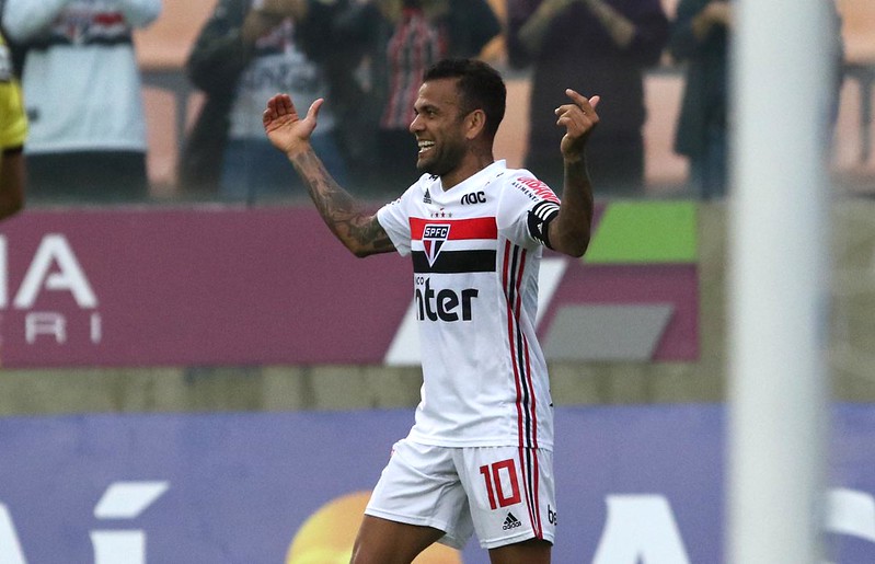 DANIEL ALVES - OESTE 0 X 4 SÃO PAULO - Camisa 10 aproveitou assistência de Pato e marcou o terceiro do São Paulo na partida, o quarto dele no Paulistão.