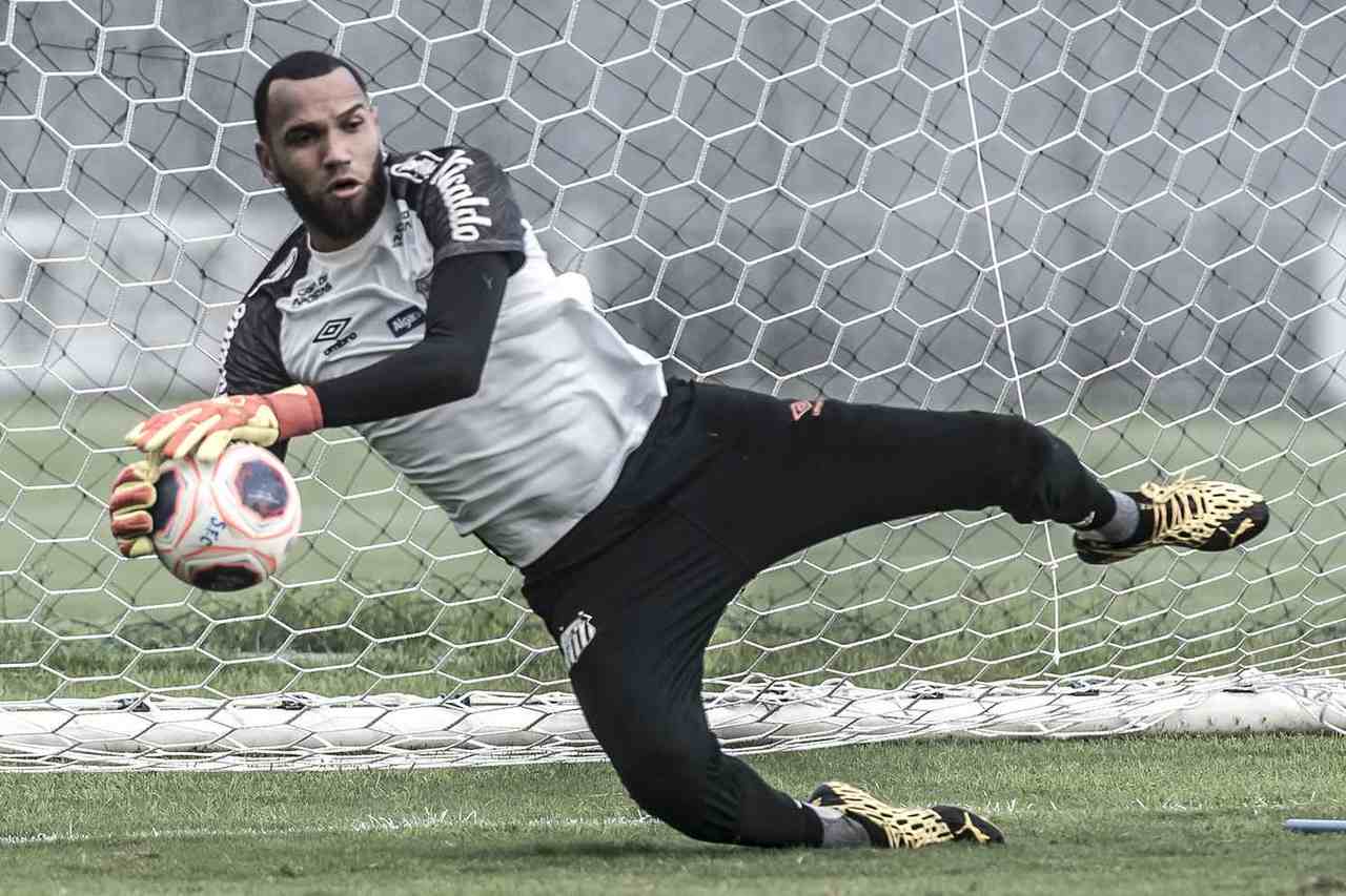 FECHADO: O goleiro Éverson se mostrou arrependido de ter acionado judicialmente o Santos, pediu desculpas publicamente ao clube e será reintegrando ao grupo. O atleta não participa das atividades como grupo desde o dia 19 de julho e o técnico Cuca afirmou que ele retorna como quarto goleiro.