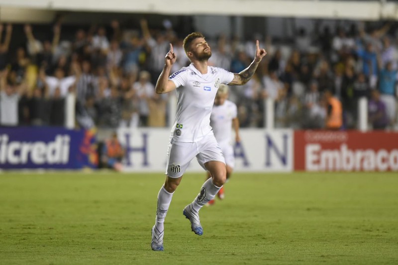 FECHADO – O Atlético-MG fechou negócio com o atacante Eduardo Sasha, de 28 anos, que estava no Santos, na noite da última segunda-feira. O time mineiro irá pagar 1,5 milhão de euros (cerca de de R$ 10 milhões) para contar com Sasha durante quatro anos.