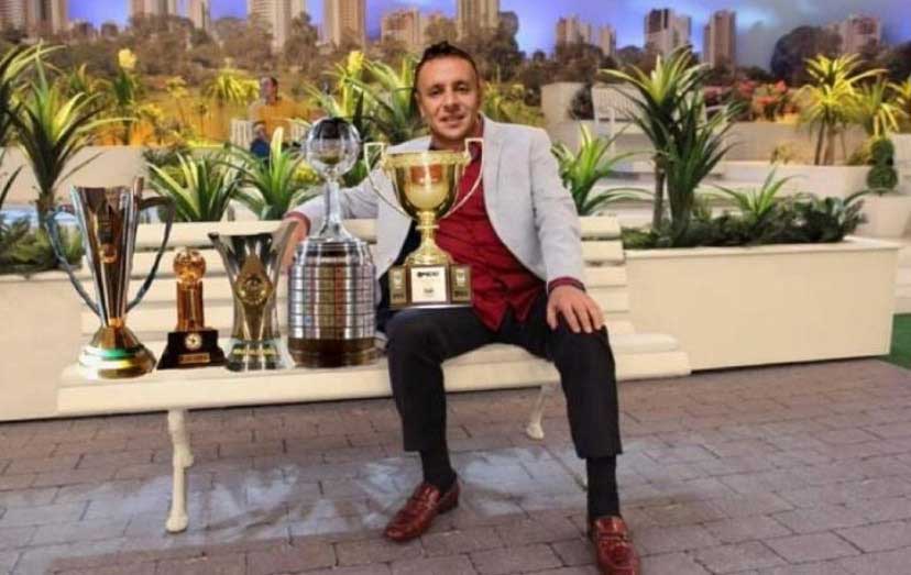 Parece que o jogo virou! Após a conquista, os rubro-negros ironizaram o meme e postaram montagem com Rafinha no banco... repleto de taças ganhas no Flamengo