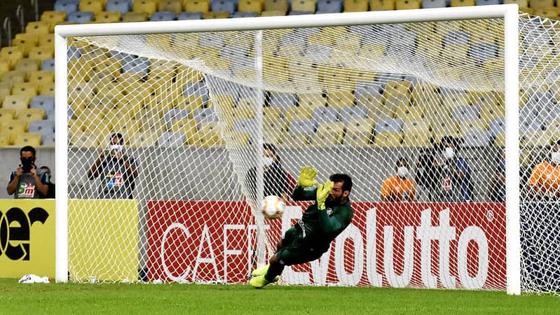 MURIEL - Fluminense (C$ 5,78) - Nas partidas em que atuou como visitante, negativou apenas uma vez. Jogando diante de um Inter recém eliminado da Copa Do Brasil e que consagrou o goleiro do Santos na última rodada, não seria surpreendente se o ex-arqueiro do Colorado se destacasse no domingo.