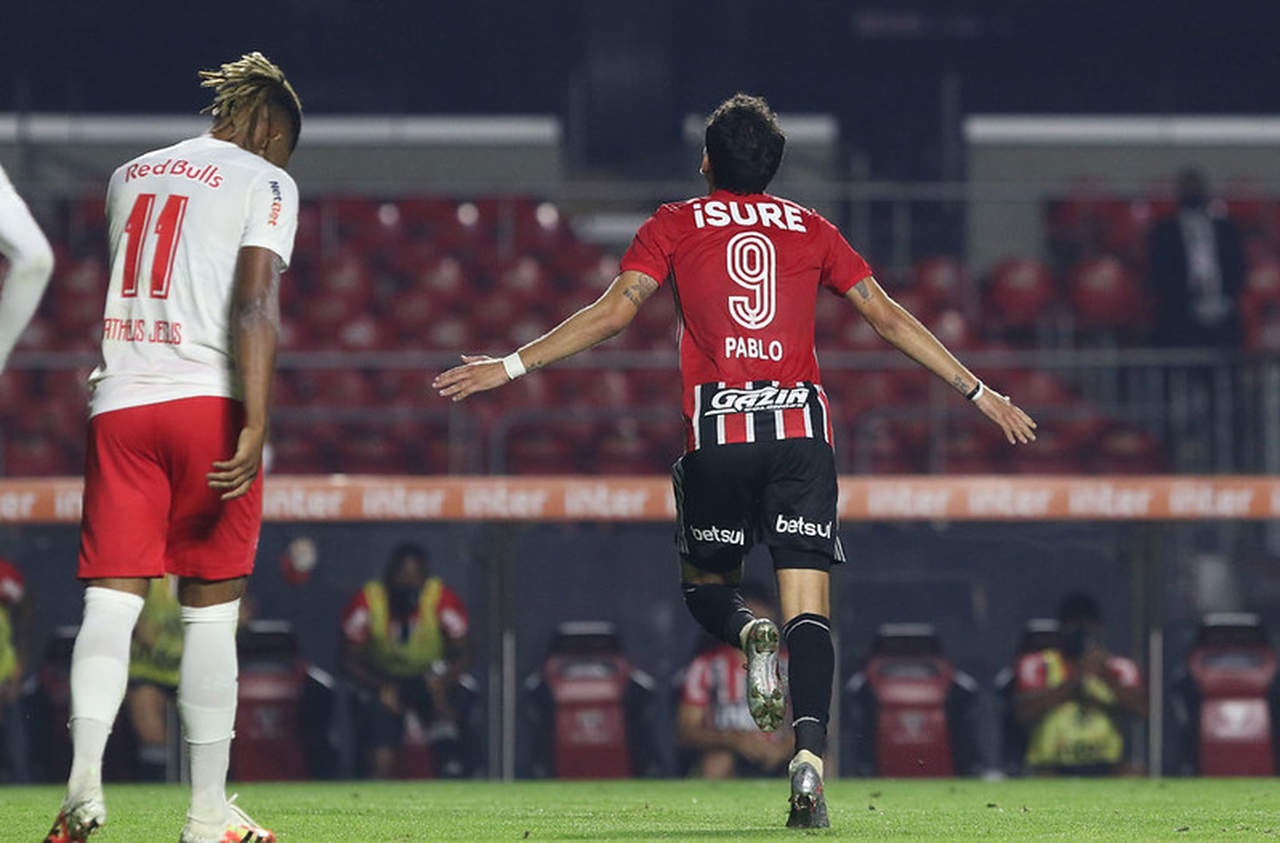 PABLO - SÃO PAULO 2 X 3 RED BULL BRAGANTINO - Quinto gol do camisa 9 na competição o colocou na frente de Daniel Alves na artilharia do time. O camisa 10, aliás, foi quem rolou a bola para o chute de fora da área.